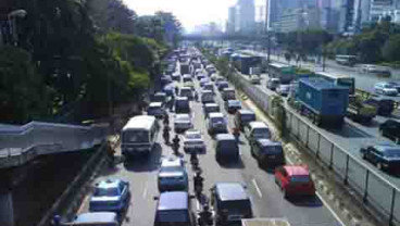 INFO JALAN TOL: Lalu Lintas Arah Cawang Tersendat Akibat Tabrakan 3 Mobil